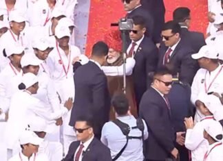 PM Modi Wins Hearts at Red Fort, Meets Children and Picks Up Girl’s Fallen Cap PM Modi breaks protocol to meet children