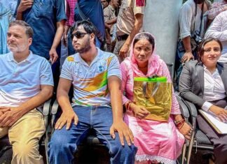 Congress Backs Rahul Gandhi’s Police Station Sit-In, Demands Fresh FIR Over Alleged Pellet-Gun Injuries Rahul Gandhi vows to continue sit-in at Delhi police station