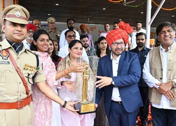 Ravjot Singh hoists the Tricolour in Hoshiarpur
