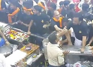 Ruckus at Ujjain Mahakal temple after Kanwariyas try to breach barricades