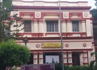 SFI and ABVP activists clashed at Midnapore College in West Bengal
