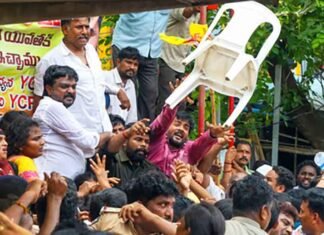 Jagan Accuses Andhra CM of Suppressing DSC Paper Leak Protesters, Demands CBI Probe and Lokesh’s Resignation SRCP cadres protesting