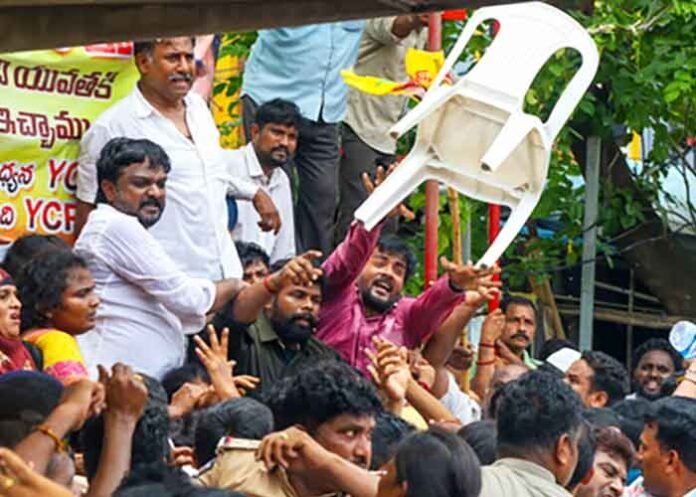SRCP cadres protesting