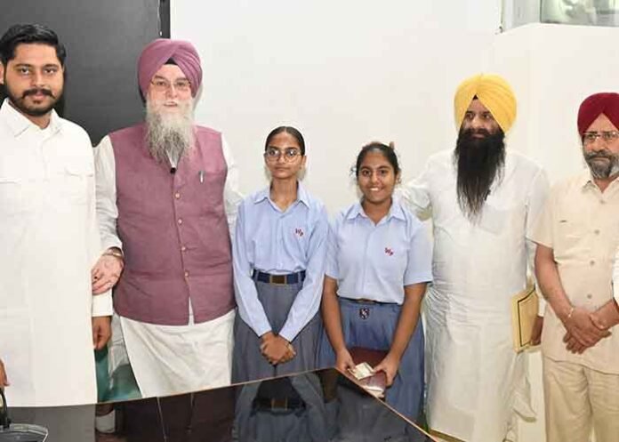 Sandhwan Interacts with Students
