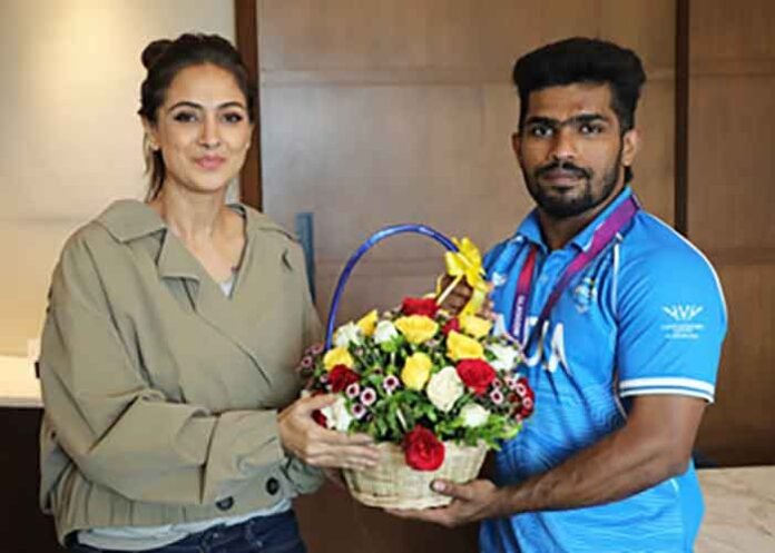 Simran meets Commonwealth Games silver medalist Raja Muthupandi