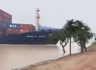 Container ship hits Hooghly riverbank near Diamond Harbour amid turbulence, steering issue Singapore-flagged container ship hit the Hooghly riverbank near Diamond Harbour