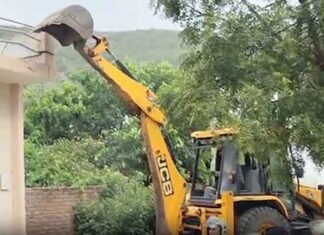 Jharkhand HC Upholds Compensation for Shopkeeper After Terming Bulldozer Demolition Illegal bulldozer demolition illegal orders compensation for shopkeeper