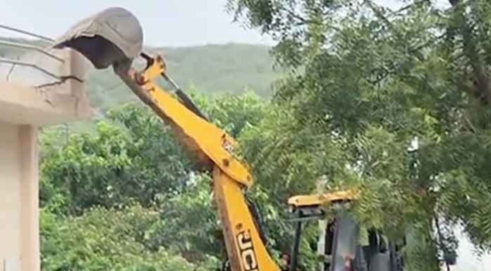 Jharkhand HC Upholds Compensation for Shopkeeper After Terming Bulldozer Demolition Illegal bulldozer demolition illegal orders compensation for shopkeeper