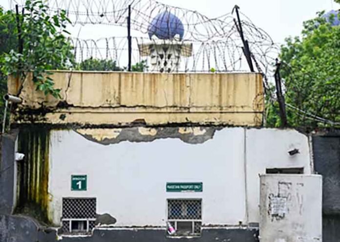 demolition of unauthorised structures outside Pakistan HC