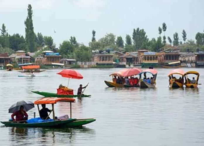 everyday life in Kashmir lake Tourism