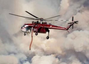 helicopter fighting wildfire
