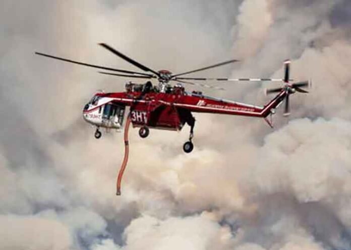 helicopter fighting wildfire
