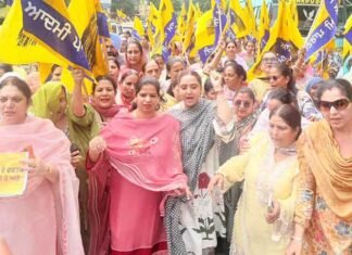 AAP Women’s Wing Stages Protest in Samrala Over Alleged Assault of Elderly Dalit Woman at Akali Dal Office AAP Punjab Womens Wing stages protest