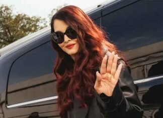 Aishwarya Rai Bachchan Shares Group Selfie Moment with Paparazzi After Returning from Paris Fashion Week Aishwarya Rai Bachchan Shares Selfie Moment