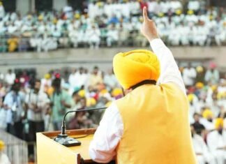 CM Bhagwant Mann Launches Election Pamphlet, Lakhs of AAP Karyakartas to Take It Door-to-Door CM Mann on mic in Ludhiana