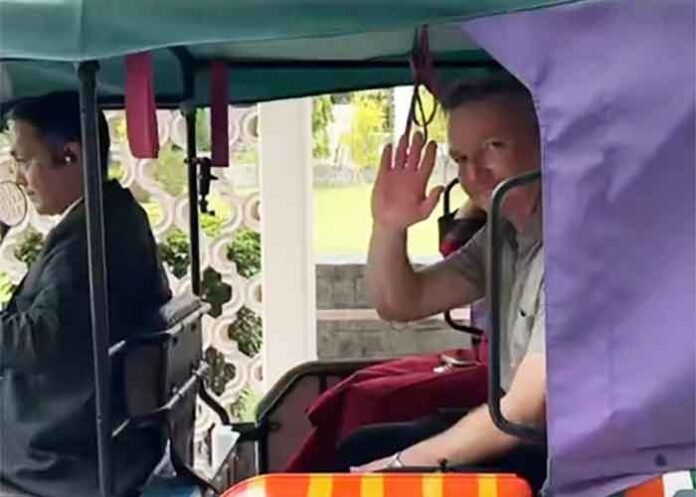 Chris Bowen takes ride in e-rickshaw