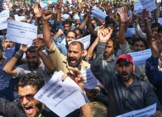 J&K Casual, Daily-Wage Workers Protest in Srinagar, Seek Wage Hike and Regularisation Daily-Wage Workers Protest in J&K Srinagar