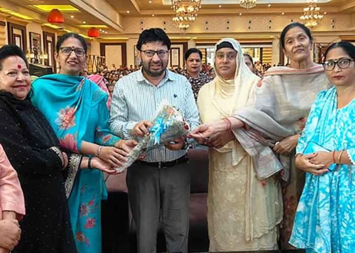 Dr Ravjot Singh felicitates Satkar Sakhis