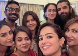 Ekta Kapoor Brings TV’s Iconic Antagonists Urvashi Dholakia, Anita Hassanandani Together at Ganpati Celebrations Ekta Kapoor poses with TV OG villains
