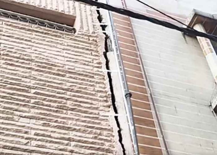 Four-storey building tilts in Delhi Gandhi Nagar