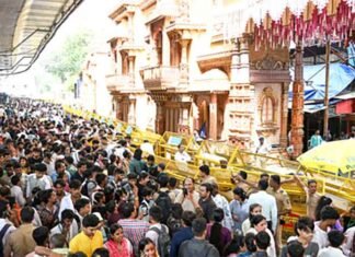 Mumbai: 8-Year-Old Girl Among Two Killed in Electric Shock Near Ganpati Pandal in Lalbaug Ganpati Pandal in Mumbai Lalbaug