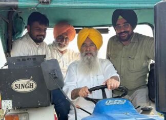 Gurmeet Khuddian Makes Paddy Straw Bales in Gurdaspur, Calls for Stubble-Burning-Free Punjab Gurmeet Khudian on demonstrates paddy straw baling