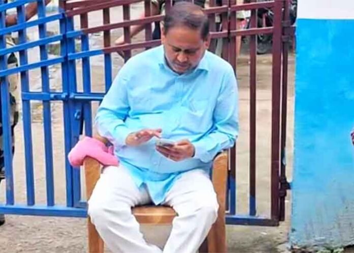 Humayun Kabir stages a sit-in at Rejinagar police station
