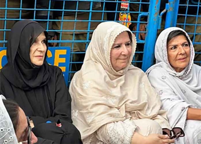 Imran Khan Sisters Noreen Aleema Uzma