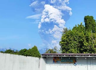 Indonesia Extends Flight Suspensions at Four Airports After Anak Krakatau Eruption Indonesia volcano erupts again
