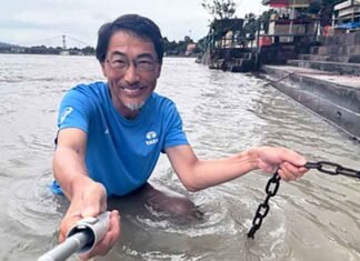 Japanese Ambassador Ono Keiichi Takes Holy Dip in Ganga in Rishikesh, Calls It ‘Truly Unforgettable Moment’ Japanese Ambassador Ono Keiichi takes a three-time dip in the Ganga in Rishikesh