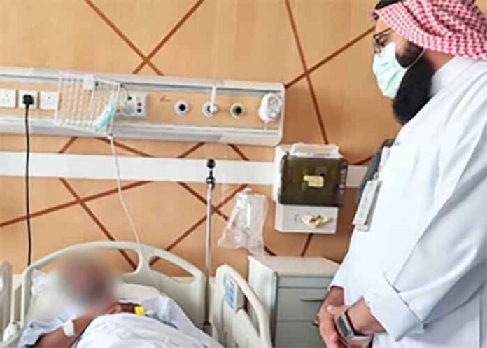 Jeddah Consul General Fahad Suri visits Indian nationals injured