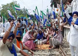 Punjab: Farmers Block Mallanwala Rail Track Over MSP, Loan Waiver and Flood Compensation Demands; 20 Trains Affected KMSC farmers block Mallanwala rail track