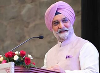 Delhi LG T.S. Sandhu Calls for Shift from ‘Waste-to-Landfill’ to ‘Waste-to-Wealth’ Model LG Taranjit Singh Sandhu on mic reaction