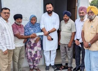 MLA Jagtar Singh Diyalpura Hands Over Rs 5 Lakh Insurance Cheque to Family of Journalist Devinder Singh MLA Jagtar Singh Diyalpura hands over Rs 5 lakh insurance