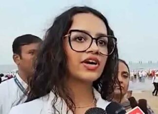 Amruta Fadnavis, Daughter Divija Join Juhu Beach Clean-Up Drive Day After Ganesh Visarjan Maha CM wife Amruta, daughter Divija join Juhu beach