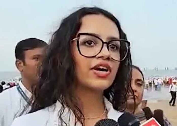 Maha CM wife Amruta, daughter Divija join Juhu beach