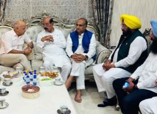 Manish Sisodia Visits Bhagat Family in Jalandhar, Offers Condolences on Demise of Bhagat Chunni Lal Manish Sisodia Visits Bhagat Family