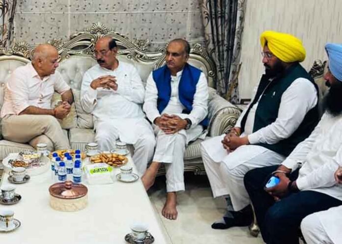 Manish Sisodia Visits Bhagat Family