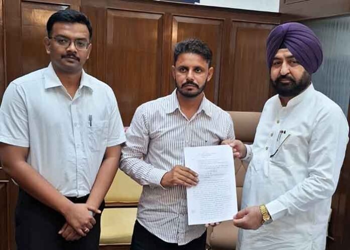 Mundian hands over appointment letters