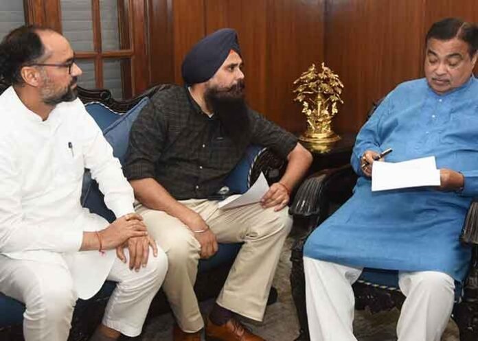 Pawan Tinu and Malvinder Kang urge Nitin Gadkari