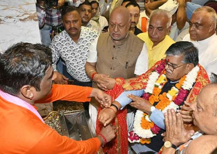 Punjab Guv Kataria Pays Obeisance