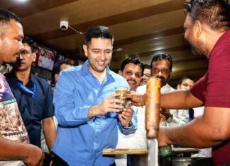 Raghav Chadha Visits Amritsar’s Giani Tea Stall, Discusses Punjab Politics Over Tea Raghav Chadha at Amritsar Giani Tea Stall