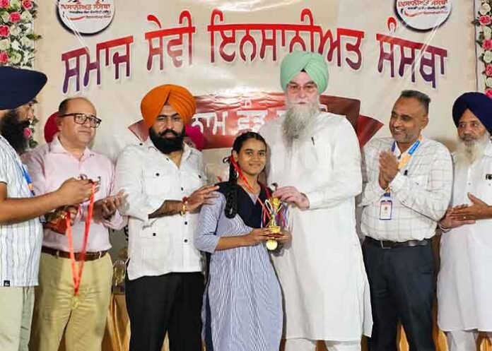 Sandhwan honoured meritorious students