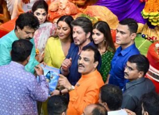 Shah Rukh Khan, Gauri Khan Turn Protective for Suhana During Lalbaugcha Raja Darshan
