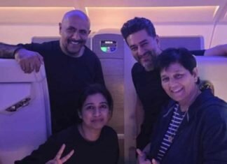 Shreya Ghoshal Has a Fangirl Moment After Bumping Into Falguni Pathak on Flight