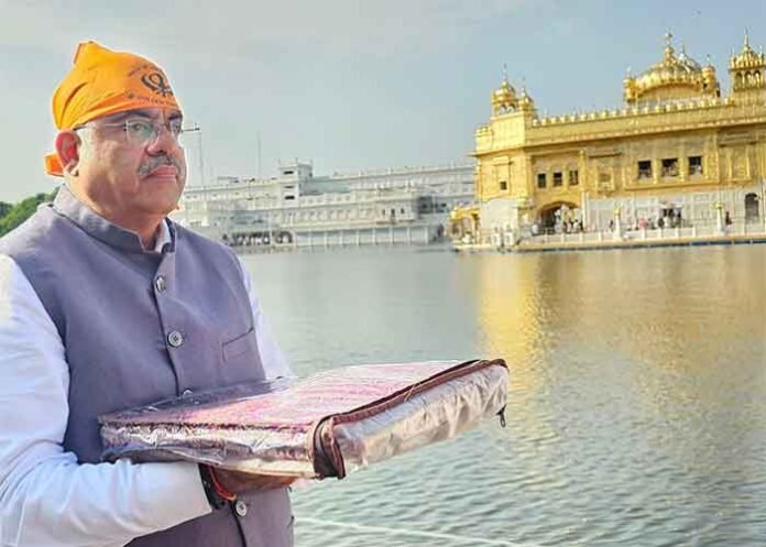 Tarun Chugh offer prayers