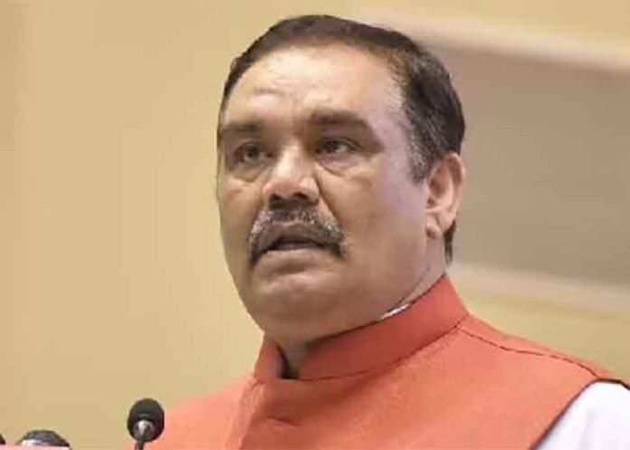 Vijay-Sampla on mic