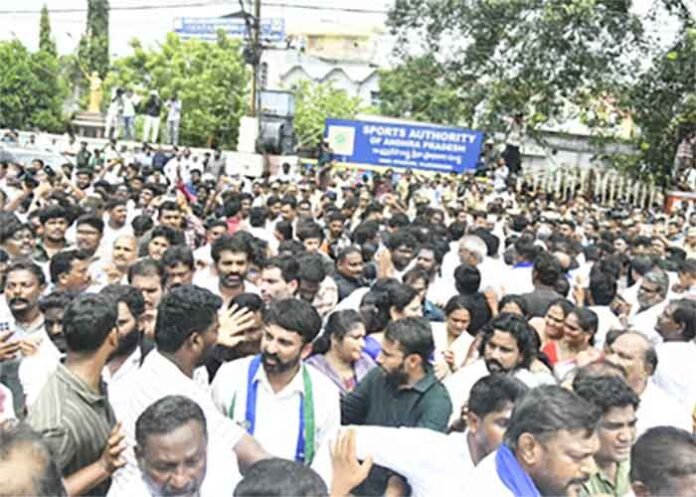 YSRCP protest teachers counter-protest at SAAP office