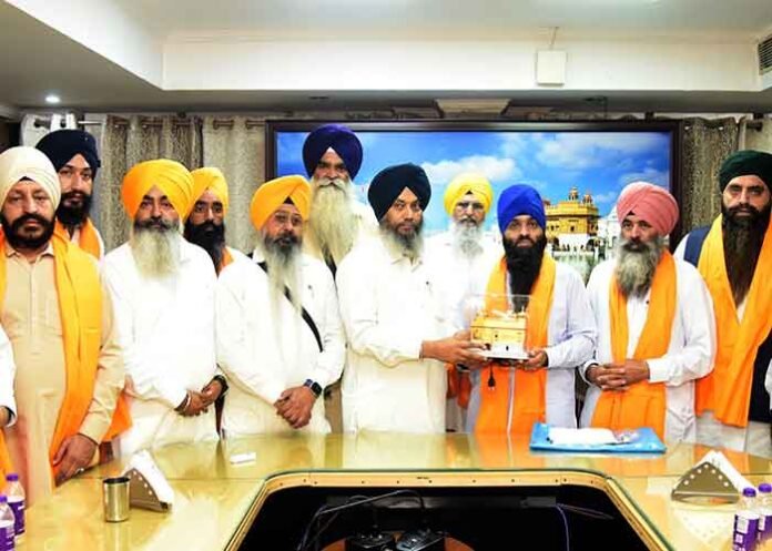 49-Member Pakistani Sikh Jatha Pays Obesiance at Golden Temple