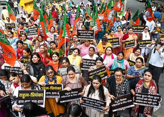 BJP Mahila Morcha protests against Rahul Gandhi